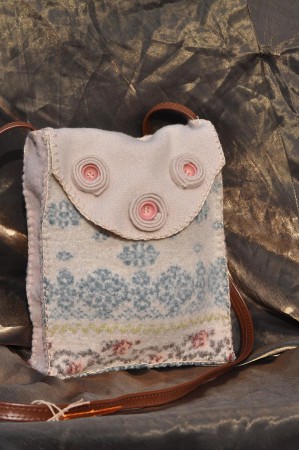 Borsa beige e rosa, realizzata in lana cotta. In origine questa borsa era una maglia di lana....