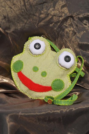 Borsa rana, realizzata in lana cotta e inserti in feltro, interamente foderata.