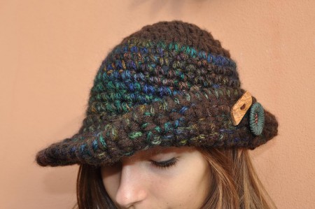 Cappello marrone e verde realizzato all'uncinetto.