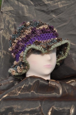 Cappello "old style" in lana melange. Realizzato all'uncinetto.