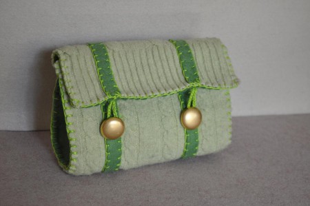 Borsa bauletto verde, realizzata attraverso l'infeltrimento di vecchie maglie di lana, inserti in feltro.