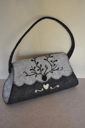 Borsa nera e grigia realizzata con feltro e decori a punzone.