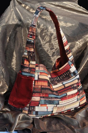 Borsa in cotone operato e inserti in velluto a costine. Gli inserti di velluto sono ricavati da una vecchia gonna. 