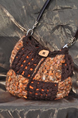 Borsa in lana marrone, realizzata a mano con il telaio.