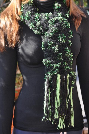 Sciarpa nera e verde in lana realizzata ai ferri.