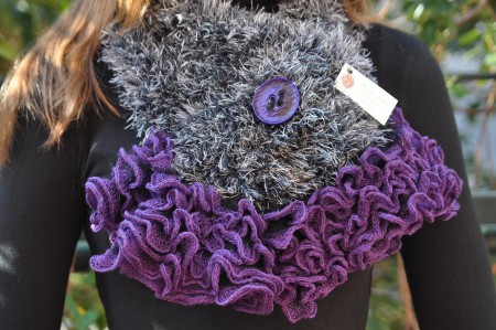 Sciarpa in lana, grigia e viola. Realizzata ai ferri.