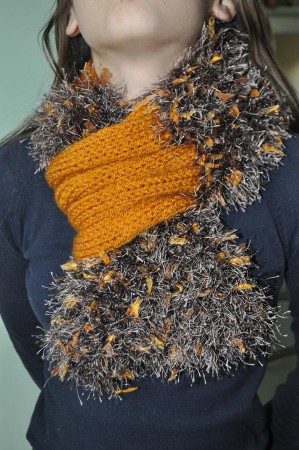 Sciarpa arancio e melange, realizzata ai ferri.