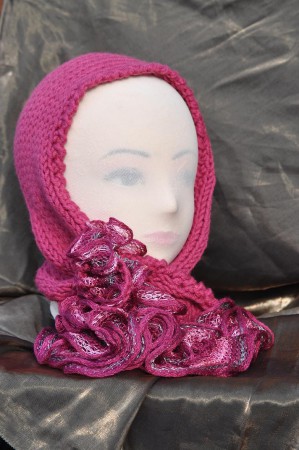Sciarpa-cappucio in lana fucsia realizzata ai ferri. Ideale per le bimbe in inverno.