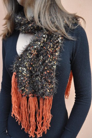 Sciarpa in lana a frange marroni, realizzata ai ferri.