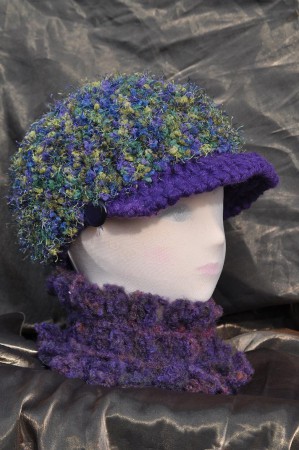 Scaldacollo in lana viola realizzato a telaio.