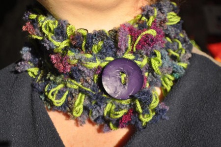 Scaldacollo in lana realizzato a telaio.