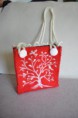 Borsa in lana cotta, realizzata dall'infeltrimento di una vecchia maglia. Il decoro dell'albero è stato creato a mano con fili di lana cardata e punzone.