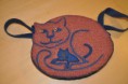 Borsa gatto. Realizzata a mano in feltro e lana cotta. La parte marrone è ricavata dall'infeltrimento di un vecchio maglione.