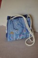 Borsa a secchiello azzurra, feltro e lana cotta con decori a punzone e tracolla realizzata con un tubolare di lana.