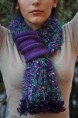 Sciarpa in lana viola e verde, realizzata ai ferri.